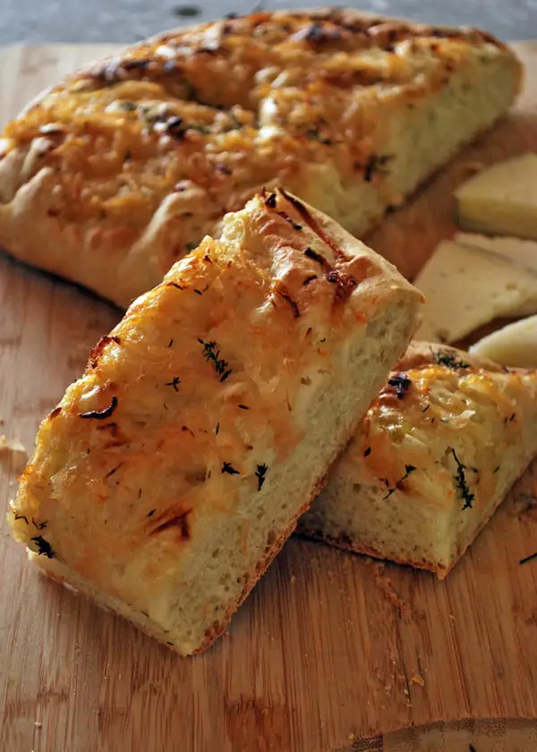 La focaccia de cebolla dulce es un pan plano y esponjoso lleno de sabor, y debo recalcar que es uno de mis favoritos por sabroso y sencillos de preparar. Una de las maravillas de la focaccia es su versatilidad ya que con la misma base se pueden hacer una enorme cantidad de sabores.