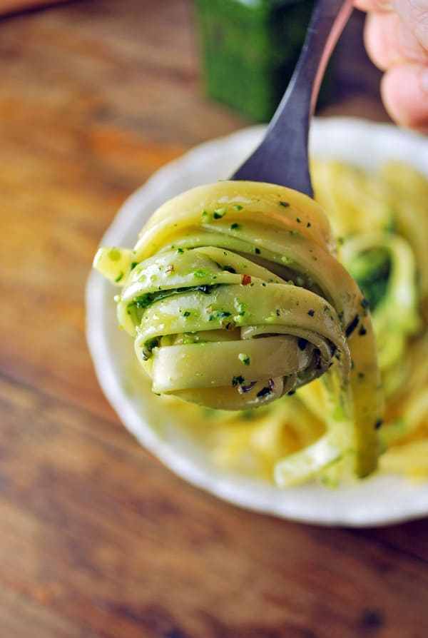 pasta con pesto de kale enrrollada en un tenedor