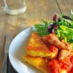 Polenta crujinete por fuera, suave por dentro con una espectacular salsa de jitomate y setas. La polenta es un plato de origen italiano que se hace a partir del maíz y es perfecta para cuando hace frío pero al hacerla de esta manera no importa si hace frío o calor siempre se me antoja. Para hacer este plato lo primero que hay que hacer es un caldo de verduras. En una cacerola sofreímos un poco de cebolla, pimiento, ajo, zanahoria y apio, en cuanto tomaron un poco de color llenamos la olla con agua y lo llevamos al hervor por lo menos por media hora. Este caldo será la base para cocinar la polenta y le dará un sabor único, si prefieren hacerlo con agua se puede sin problema y también será rica pero un buen caldo definitivamente le da mucha más profundidad de sabores al plato. Una vez que tienen el caldo deben cocinar la polenta (como diga la caja) poniendo poco a poco la polenta para que no se hagan grumos y revolviendo constantemente. Cuando esta lista la es momento sazonarla bien, agregarle una buena cantidad de queso parmesano y gouda, un poco de mantequilla y si quieren alguna hierba de olor. El resultado será una textura sedosa. Una vez lista en una bandeja previamente aceitada colocamos la polenta, la estiramos dejándola a un grosor de un centímetro más o menos y los dejamos enfriar por completo. Verán que al enfriarse se endurece y es entonces momento cortarla en porciones para dorarlas. Por otro lado, hay que hacer una salsa la cual puede ser una como la de esta pasta, o un ragú, pero esta vez hice una con setas la cual quedo de lujo con la polenta. Para eso cocine pimiento morrón, cebolla y ajo con un poco de mantequilla hasta que las verduras estaban suaves, le puse las setas y una vez que soltaron sus jugos les agregue el jitomate licuado. La cocine por unos 20 minutos, la saque del fuego y le puse bastantes hojas de albahaca fresca. Lo siguiente es armar el plato, para eso en una sartén bien caliente con un poco de aceite doramos los trozos de polenta por ambos lados, una vez crujientes los ponemos en un plato y por encima ponemos un poco de la salsa. Es una delicia que no se pueden perder.