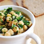 Estos Garbanzos provenzal son una maravilla, me encanta comerlos encima de un trozo de pan, agregarlos a las ensaladas, mezclarlos con un huevo revuelto en las mañanas o simplemente como un acompañamiento a la hora de comer