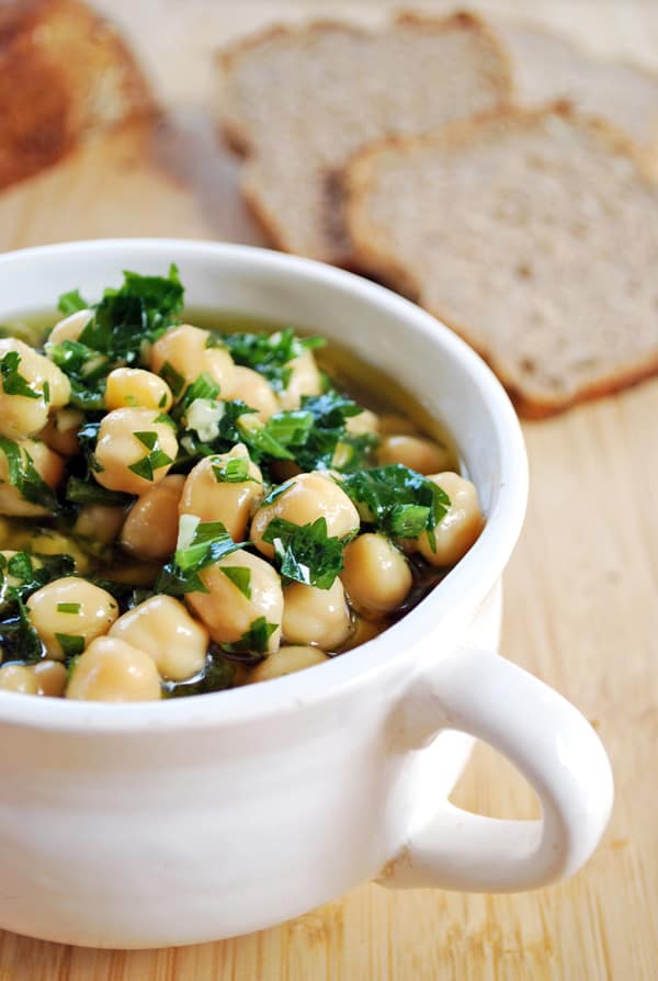 Estos Garbanzos provenzal son una maravilla, me encanta comerlos encima de un trozo de pan, agregarlos a las ensaladas, mezclarlos con un huevo revuelto en las mañanas o simplemente como un acompañamiento a la hora de comer