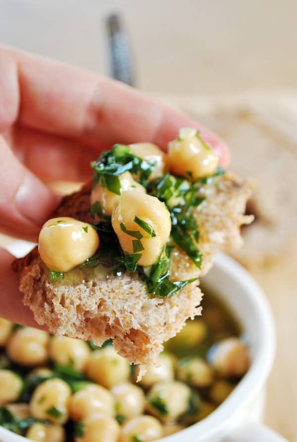 Estos Garbanzos provenzal son una maravilla, me encanta comerlos encima de un trozo de pan, agregarlos a las ensaladas, mezclarlos con un huevo revuelto en las mañanas o simplemente como un acompañamiento a la hora de comer