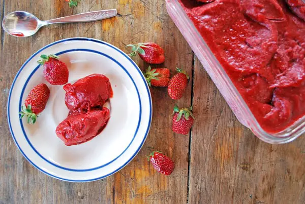 sorbete de fresa le hace justicia a las dulces fresas que ahora hay en el huerto las cuales están dulces y deliciosas