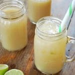 Agua fresca de hinojo con limón, ésta es una receta superrefrescante y diferente, realmente sencilla hacer y una buena forma de beber agua de sabor con un toque diferente e inesperado como el hinojo.