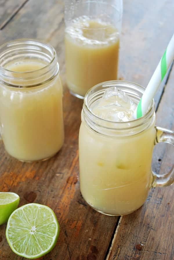 Agua fresca de hinojo con limón, ésta es una receta superrefrescante y diferente, realmente sencilla hacer y una buena forma de beber agua de sabor con un toque diferente e inesperado como el hinojo. 