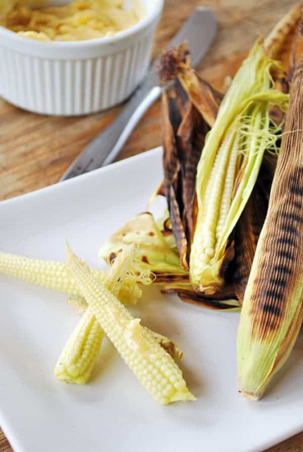 Elotes No es dulce, no es salado, tampoco amargo o ácido, es umami, por un lado la deliciosa mantequilla que va de maravilla con prácticamente todo y el miso un poco salado y lleno de Umami, ¿qué parte de esta mezcla no suena deliciosa? No te puedes perder estos elotes tiernos con mantequilla de miso. mantequilla de miso