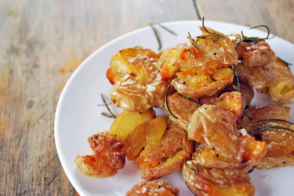 Estas papas al horno son espectaculares, suaves por dentro, crocantes por fuera y llenas de sabor, desde mi punto de vista lo tienen todo.