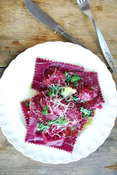 Ravioles de betabel con queso de cabra, esta receta resultó ser una delicia la mezcla de sabores es espectacular y la inspiración fue a partir de la ensalada de betabel y el borscht.