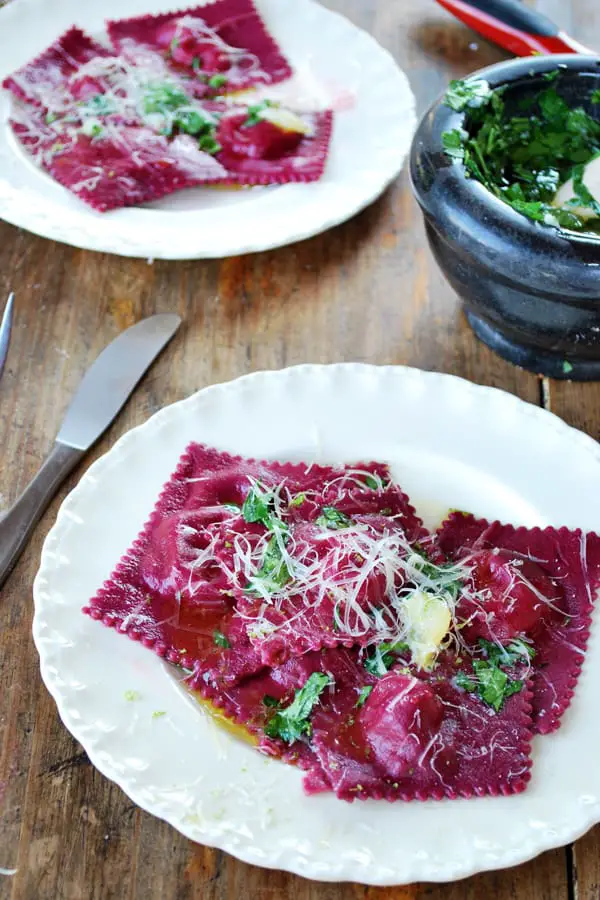 Ravioles de betabel con queso de cabra, esta receta resultó ser una delicia la mezcla de sabores es espectacular y la inspiración fue a partir de la ensalada de betabel y el borscht.