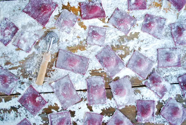 Ravioles de betabel con queso de cabra, esta receta resultó ser una delicia la mezcla de sabores es espectacular y la inspiración fue a partir de la ensalada de betabel y el borscht.