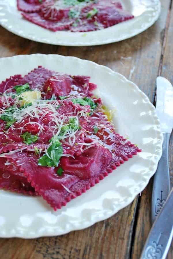 Ravioles de betabel con queso de cabra, esta receta resultó ser una delicia la mezcla de sabores es espectacular y la inspiración fue a partir de la ensalada de betabel y el borscht. 