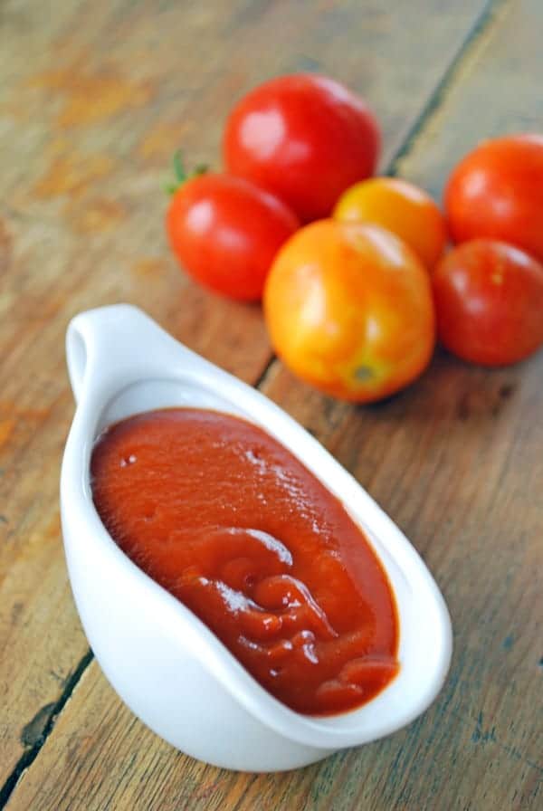 Catsup servida en un recipiente