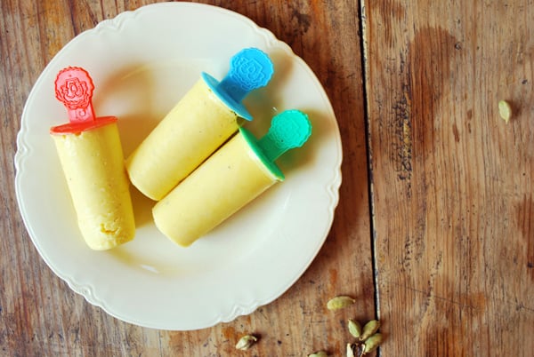 Plateas heladas de lassi, frescas sabrosas y muy fáciles de hacer. Cuando preparo lassi me gusta hacer más de lo que me beberé para poner en unos moldes de paletas y tener listo este postre para los días más calurosos. La mezcla del mango, yogur y cardamomo es espectacular.