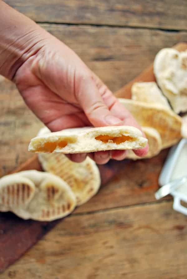 Este pan plano es el pan más fácil de hacer que existe en mi repertorio, son muy rápidos de hacer en 15 minutos están listos, el resultado es un pan esponjoso, suave y perfecto para acompañar tus platillos.