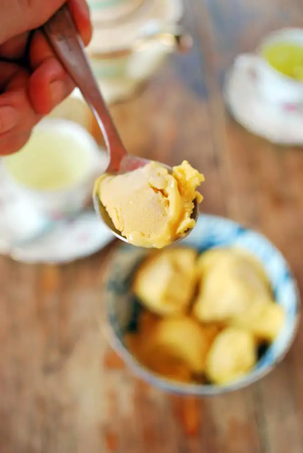 Con tan solo tres ingredientes pueden hacer un helado sedoso y realmente sabroso como este de mango.
