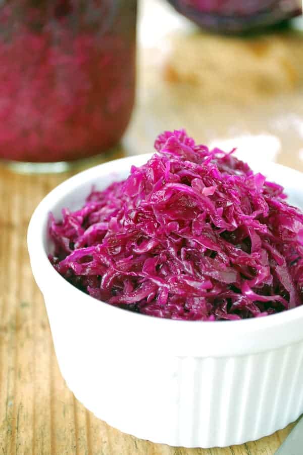 Chucrut o sauerkraut una receta que solo necesita 2 ingredientes (col y sal) y un poco de tiempo, como resultado no solo obtienes un alimento realmente sabroso, sino que también tiene grandes beneficios a la salud por su alto contenido en probióticos.