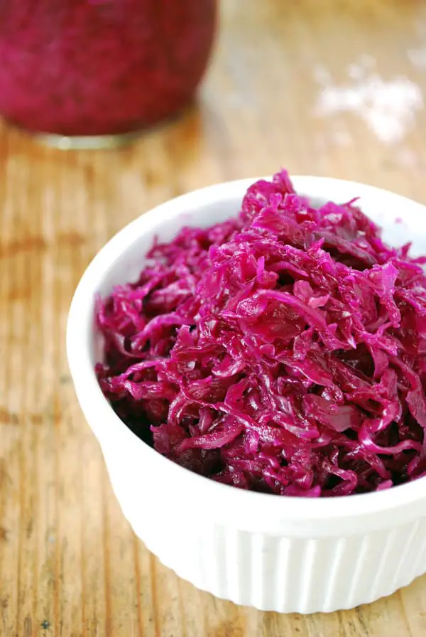 Chucrut o sauerkraut una receta que solo necesita 2 ingredientes (col y sal) y un poco de tiempo, como resultado no solo obtienes un alimento realmente sabroso, sino que también tiene grandes beneficios a la salud por su alto contenido en probióticos.