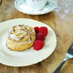 La combinación de la manzana con el hojaldre es espectacular y estas tartaletas de manzana son justo eso, hojaldre crujiente con dulces manzanas y caramelo. Además, para terminar de coronarlas son un postre bonito y muy fácil de hacer.