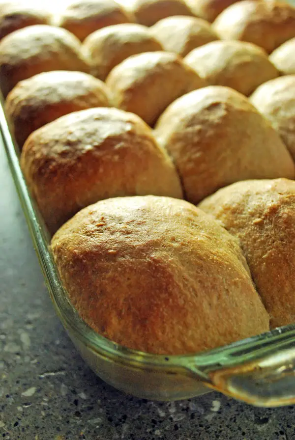 bollitos con harina integral recién horneados