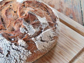 Con pocos ingredientes y un poco de tiempo se puede hacer un pan 100 % integral que es sabroso pero que además es mucho más sano que su versión refinada.