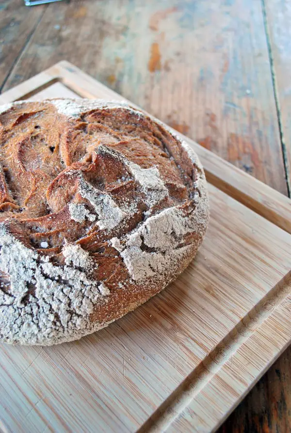 Con pocos ingredientes y un poco de tiempo se puede hacer un pan 100 % integral que es sabroso pero que además es mucho más sano que su versión refinada.