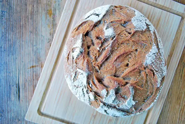 Con pocos ingredientes y un poco de tiempo se puede hacer un pan 100 % integral que es sabroso pero que además es mucho más sano que su versión refinada.