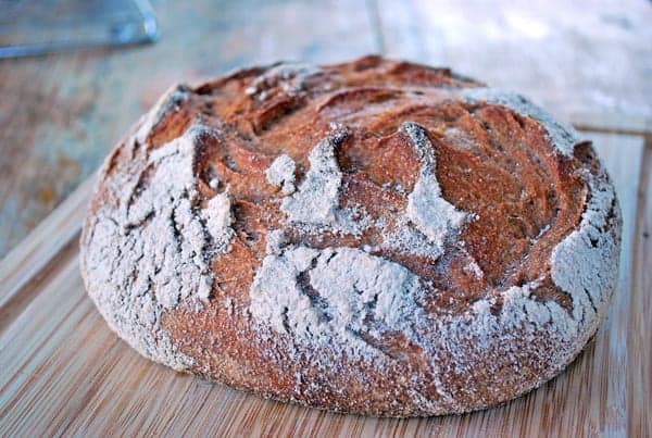 Con pocos ingredientes y un poco de tiempo se puede hacer un pan 100 % integral que es sabroso pero que además es mucho más sano que su versión refinada.