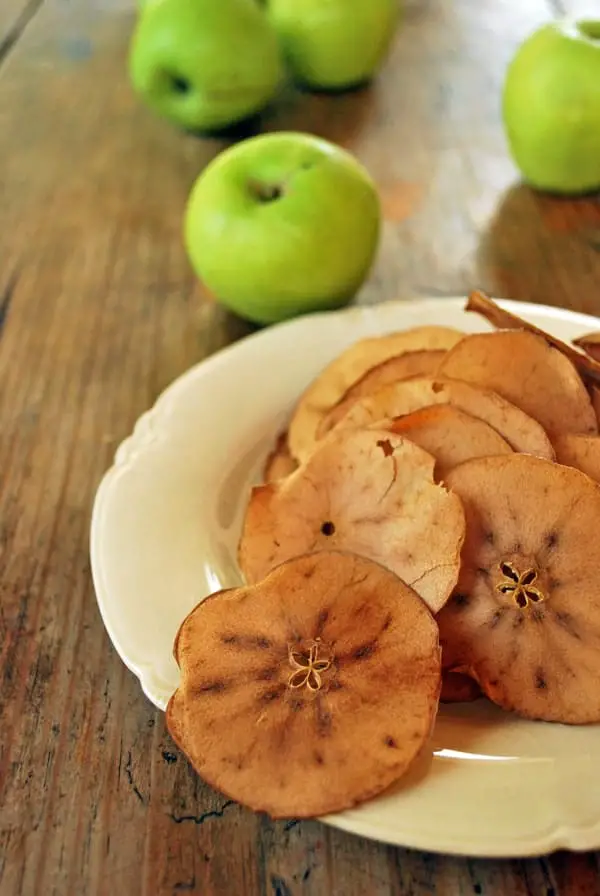 Manzanas deshidratadas para mi gusto un tentempié perfecto, es sano, ligeramente dulce e ideal para que lo coman los más pequeños de la casa.