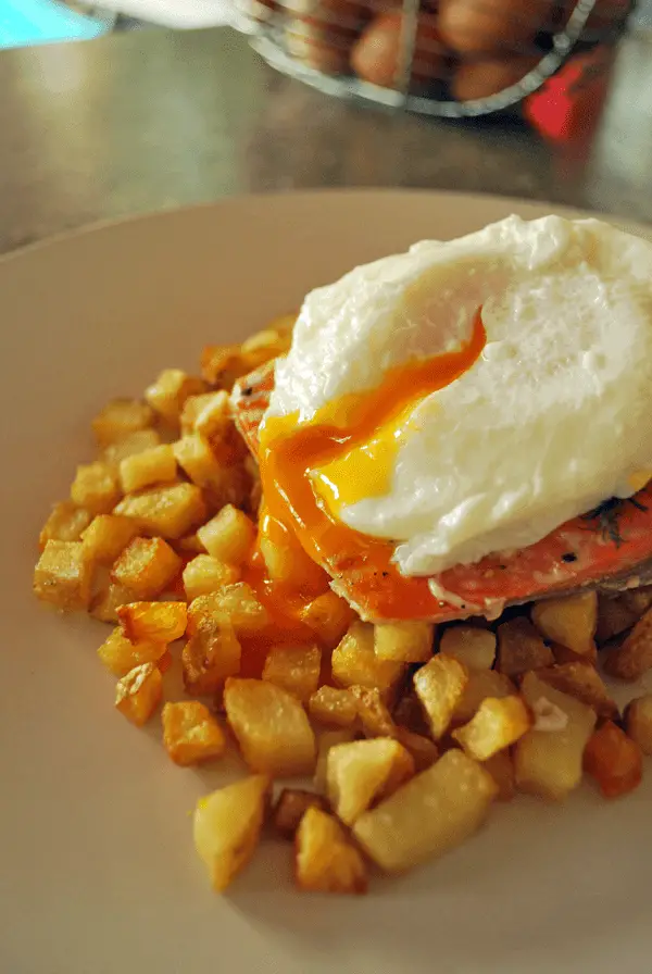 Salmon con huevo pochado