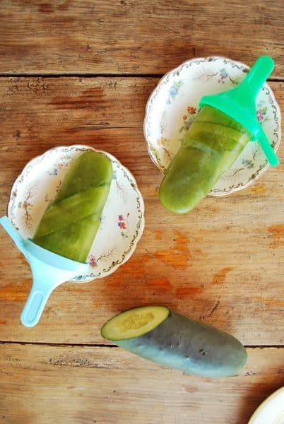 No hay nada mejor para combatir el calor que estas paletas heladas de limón con pepino, refrescan de maravilla y son deliciosas.