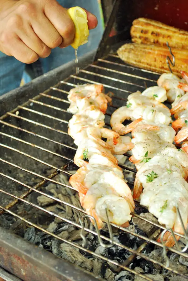 Estos camarones a la parrilla son una opción espectacular para echar a las brasas, deliciosos para comer con las manos e ideales para compartir entre amigos.