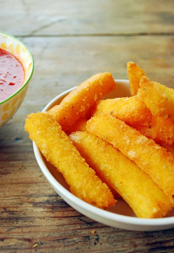 Estos dedos de polenta crujiente son el tentempié perfecto, supercrujientes, sabrosos y por sobretodo adictivos. 