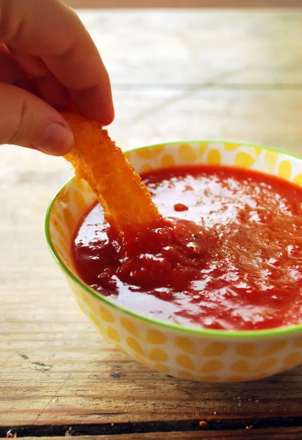 Estos dedos de polenta crujiente son el tentempié perfecto, supercrujientes, sabrosos y por sobretodo adictivos. 