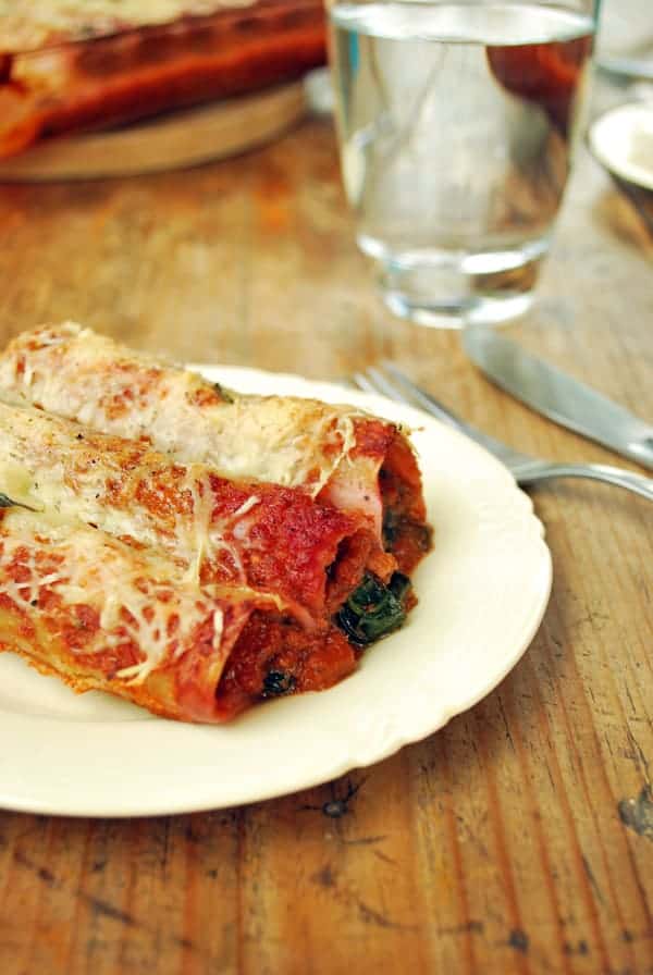 Los canelones son una de las comidas preferidas de la casa, el sabor de la pasta en trozos grandes es espectacular y son súper versátiles porque puedes rellenarlos de lo que más te guste, en este caso son canelones de espinaca pero pueden ser de carne, queso, cualquier verdura de hoja, en fin no importa de que lo quieran rellenar siempre y cuando sea delicioso como es el caso de estos.