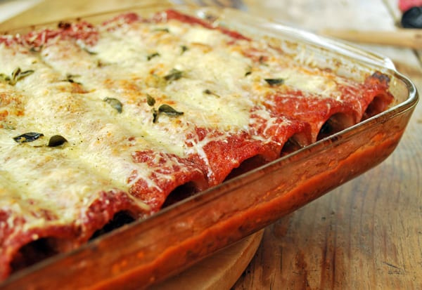 Los canelones son una de las comidas preferidas de la casa, el sabor de la pasta en trozos grandes es espectacular y son súper versátiles porque puedes rellenarlos de lo que más te guste, en este caso son canelones de espinaca pero pueden ser de carne, queso, cualquier verdura de hoja, en fin no importa de que lo quieran rellenar siempre y cuando sea delicioso como es el caso de estos.