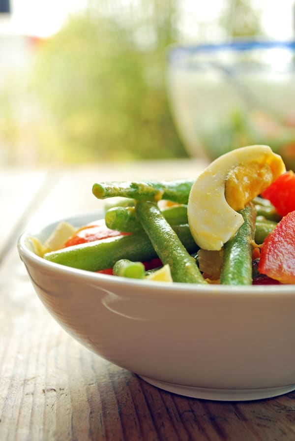 Crujientes ejotes, huevo duro, jitomate y limones confitados, una ensalada fácil de hacer que además resulta ideal para llevar a la oficina, a un pícnic o como refrigerio para los más pequeños.