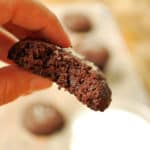 Galletas de trufa de chocolate, son de sabor intenso su centro es suave como el de una trufa y su exterior ligeramente crocante, lo cual las hace perfectas para comer con un buen vaso de leche. Además para coronar estás galletas les pongo sal de Maldon la cual acentúa el sabor del chocolate amargo a la perfección.