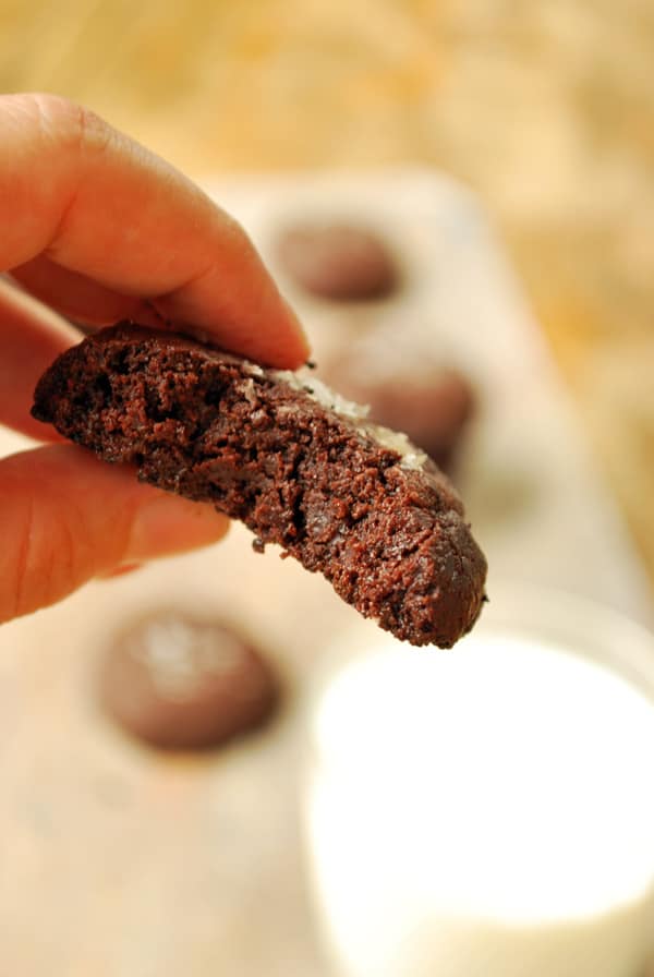 Galletas de trufa de chocolate, son de sabor intenso su centro es suave como el de una trufa y su exterior ligeramente crocante, lo cual las hace perfectas para comer con un buen vaso de leche. Además para coronar estás galletas les pongo sal de Maldon la cual acentúa el sabor del chocolate amargo a la perfección.