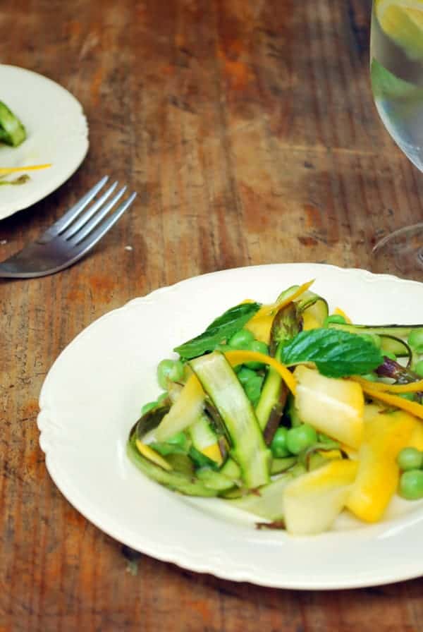 En pleno verano vemos cómo crecen felices en la huerta los espárragos y calabacitas, los chícharos están dulces. Prender los fuegos no siempre se antoja así que esta ensalada resulta perfecta es fresca, ideal para las tardes calurosas.