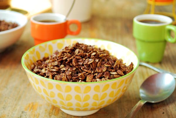 Cereal de chocolate, sin azucares refinadas, con avena y una variedad de semillas las cuales aportan muchísimos nutrientes. Una receta fácil de hacer y deliciosa.