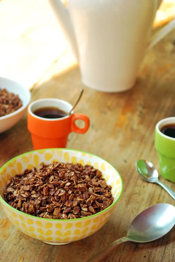 Cereal de chocolate, sin azucares refinadas, con avena y una variedad de semillas las cuales aportan muchísimos nutrientes. Una receta fácil de hacer y deliciosa. 