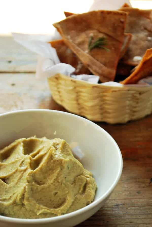 Este dip de berenjenas es ideal para ofrecer antes de una comida, pero también es una botana genial, perfecta para acompañarla con una buena copa de vino o cerveza. Es fácil de hacer, muy sabroso y aun más si lo acompañamos con unas tostadas de pan pita. 