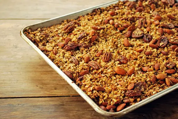 Granola en una charola de horno