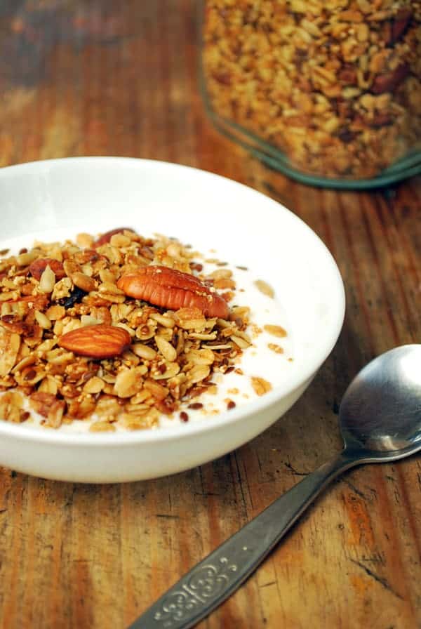 granola servida en un plato hondo con yogurt