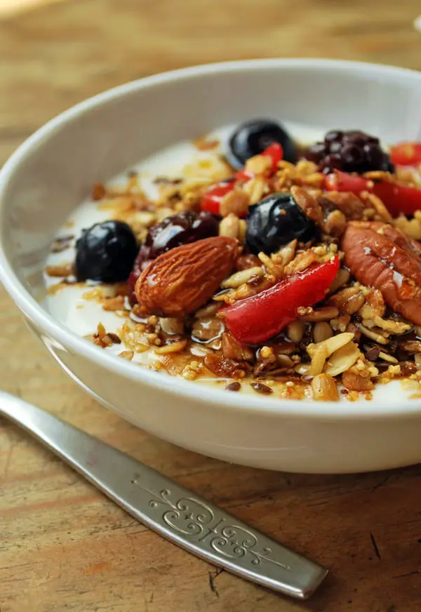 Granola una receta que independientemente de los ingredientes que yo te propongo tiene una regla general para hacerla y que siempre salga deliciosa lo que lo convierte en una receta súper flexible y adaptable para todos los gustos.