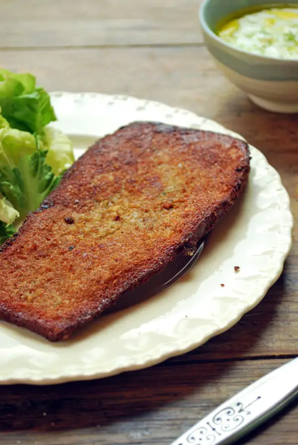 milanesa de berenjena servida en un plato