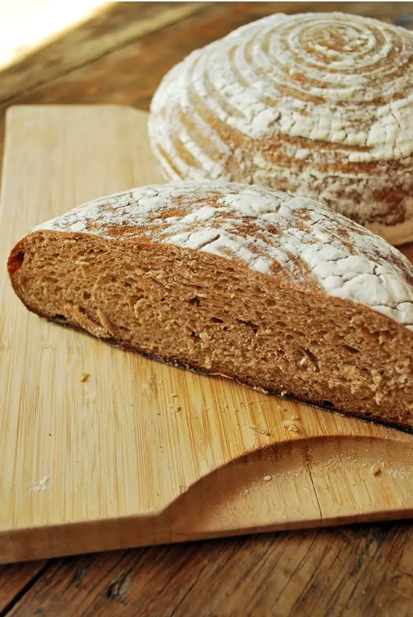 Tener pan sourdough suave por dentro y crujiente por fuera, recién horneado en las mañanas sin despertarme al amanecer es posible, lo único que tienen que hacer es dejarlo fermentando en el refrigerador durante la noche. 