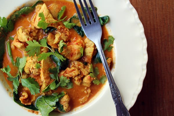 Receta de curry de pollo, una comida perfecta para disfrutar una compleja mezclas de especias como el cardamomo, jengibre, cúrcuma, etc. Fácil de hacer ya que todo se resuelve en una sola cacerola y el resultado es muy sabroso, toda una sinfonía de ingredientes.
