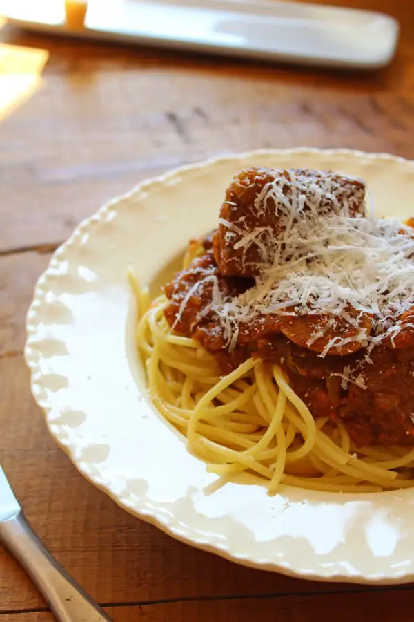 Está es mi nueva versión de ragú, la cual desde hace tiempo he ido cambiando hasta llegar a esta receta la cual es perfecta para los domingos en familia. Para cocinarla, lo importante es darle tiempo, mucho tiempo a fuego muy bajo, lo cual da como resultado una salsa espectacular.