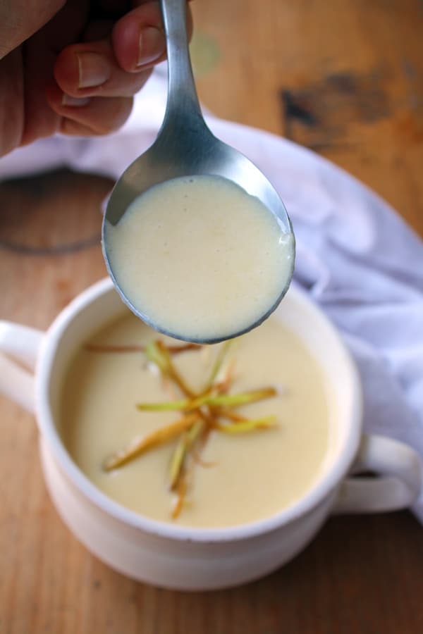  Crema de papa y poro, una receta fácil de hacer, extra cremosa y perfecta para calentar el cuerpo. 